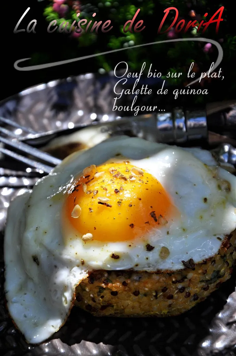 Galettes de quinoa boulgour aux tomates séchées et ail des ours, oeuf bio sur le plat