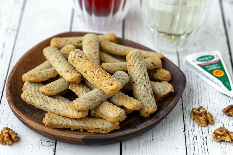 Biscuits apéro au roquefort et noix