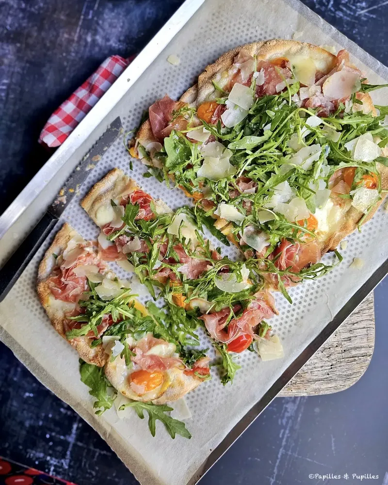 Pinsa à la chiffonnade de jambon cru, parmesan et roquette