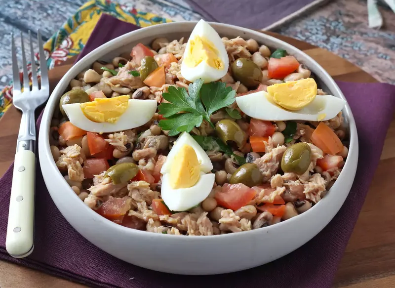 Salade de niébé (haricots cornille) au thon, œufs et olives : le classique portugais !