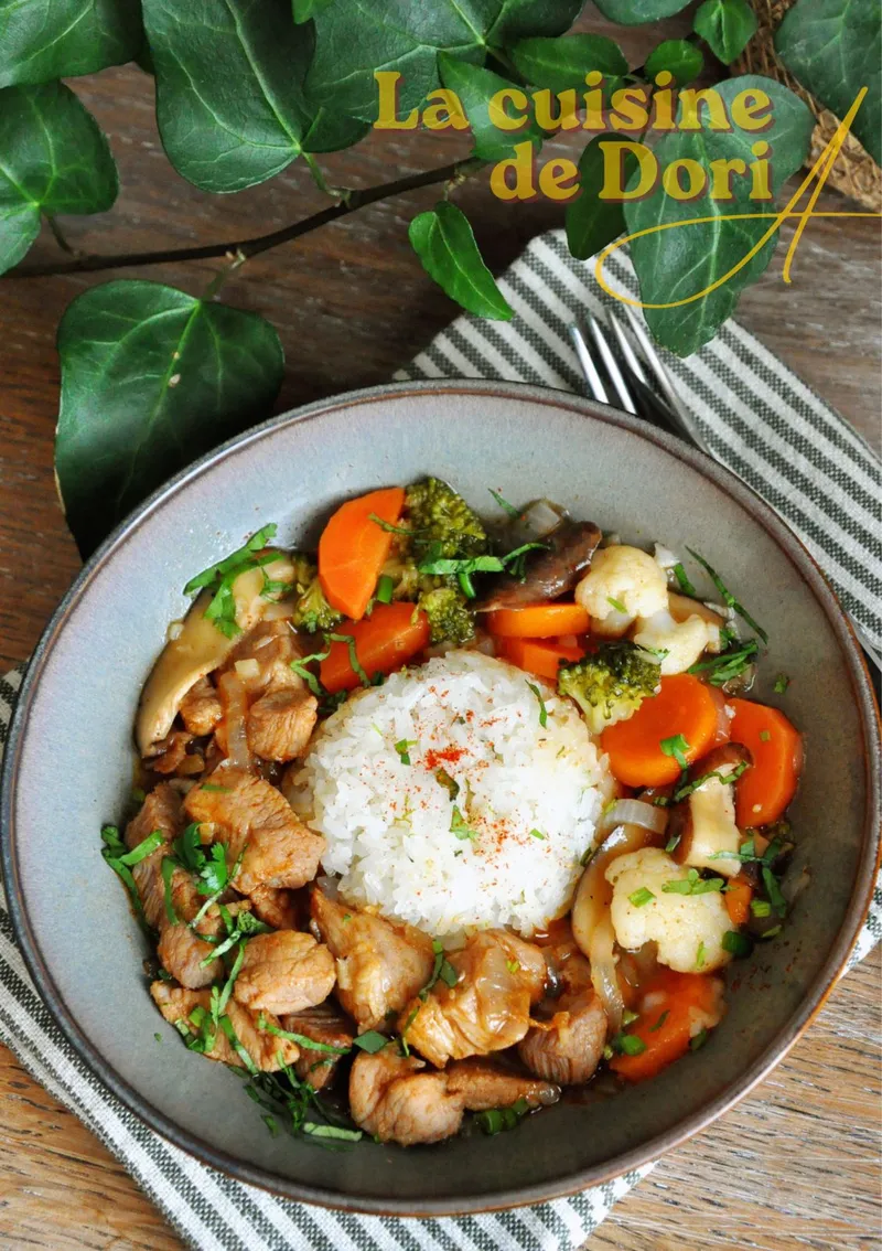 Porc mariné au Gochujang, légumes croquants et riz gluant à l'estragon