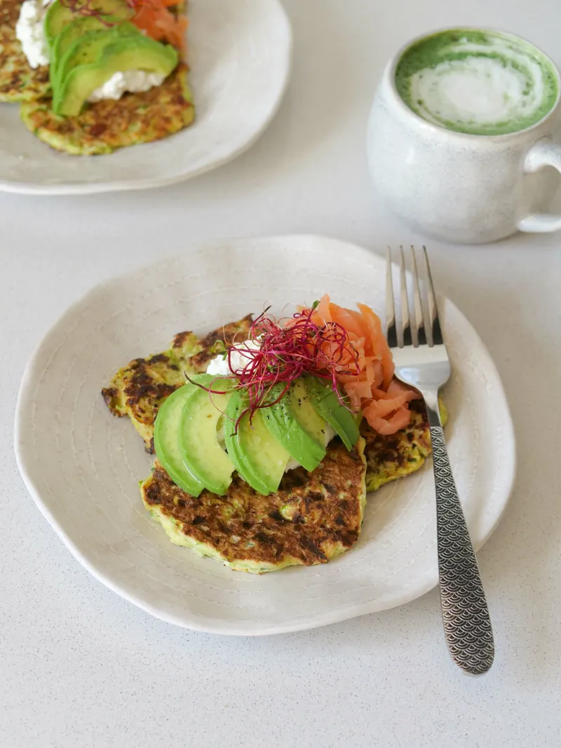 Pancakes salés, cottage cheese, saumon fumé et avocat