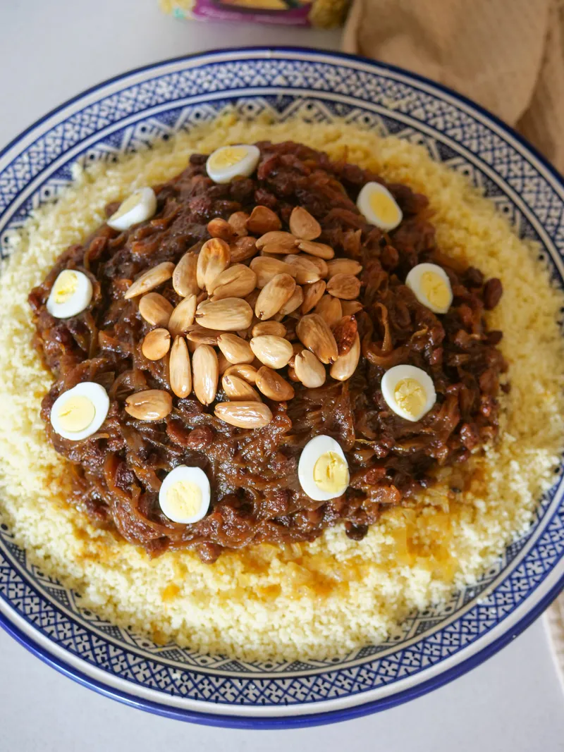 Couscous avec tfaya (confit d’oignons et raisins secs) très facile expliqué pas à pas