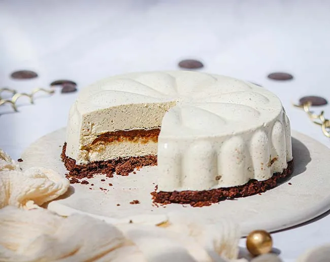 Entremets vanille, praliné et chocolat