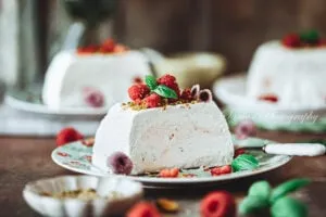 Semifreddo au basilic, citron vert et framboises : Un dessert glacé frais