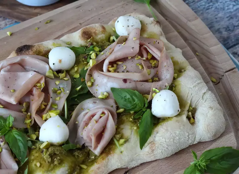 Pinsa au pesto et à la mortadelle, prête en 10 minutes!