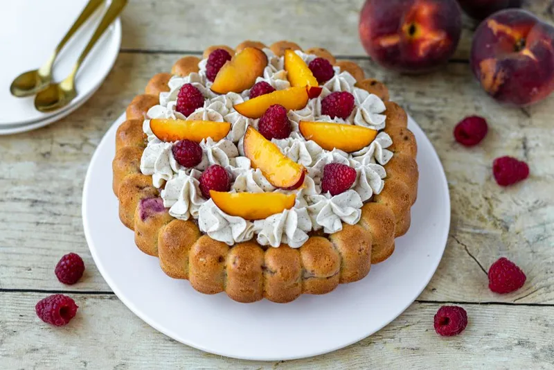 Gâteau pêches - framboises et chantilly vanille