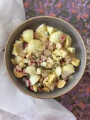 Salade d’oeufs durs et radis roses.