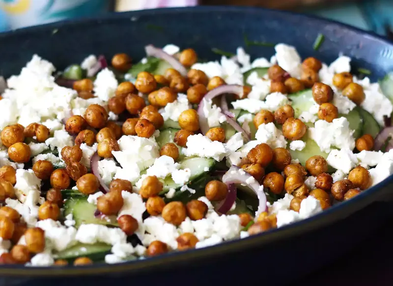 Salade de concombre, pois chiches rôtis, avocat et feta
