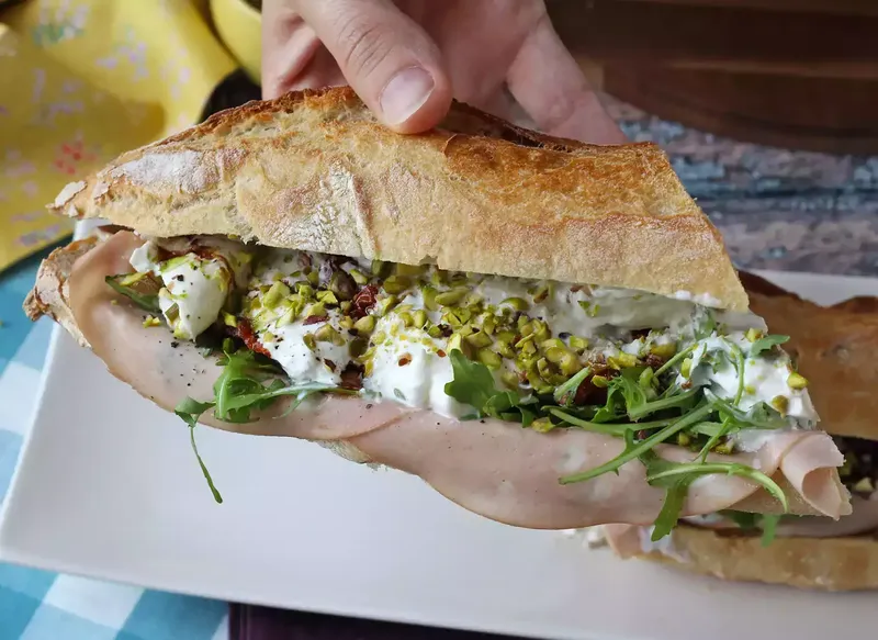 Sandwich à l'italienne ultra gourmand à la mortadelle et burrata