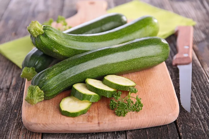 Faut-il éplucher les courgettes pour faire un gratin ?