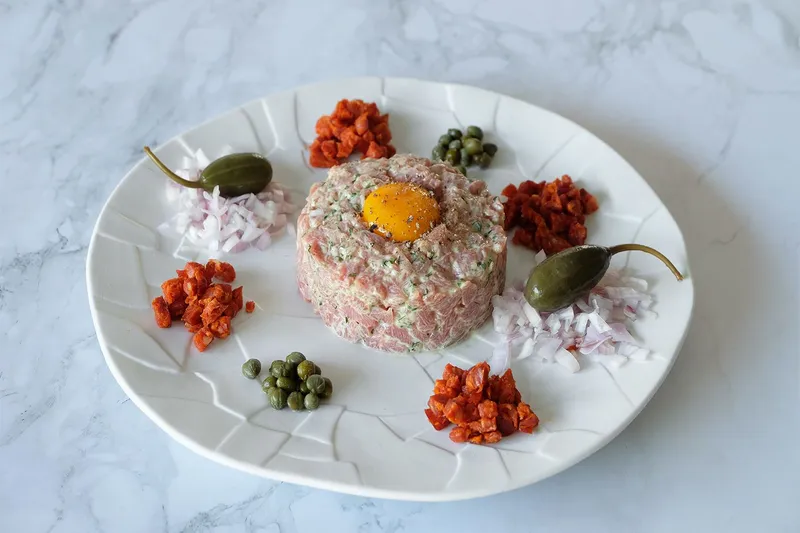 Tartare de veau aux herbes et au chorizo