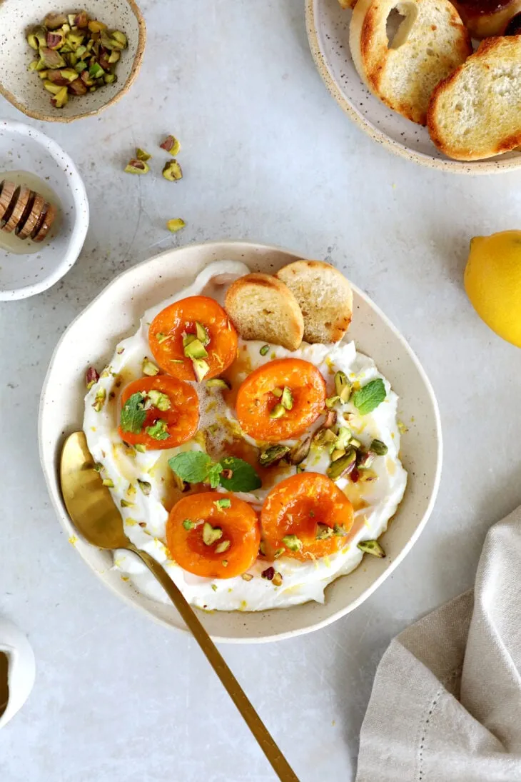 Abricots rôtis au miel et ricotta fouettée