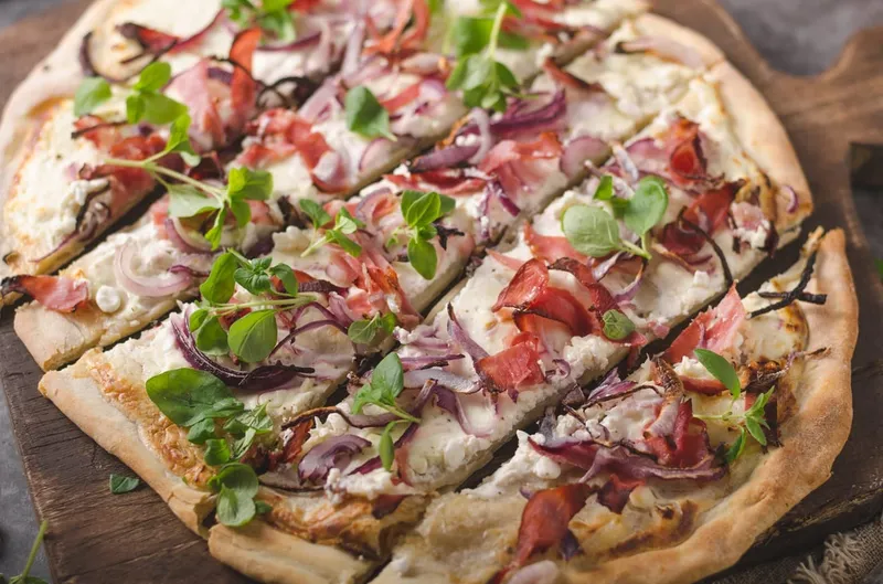 Pizza blanche au jambon cru et mozzarella, la meilleure recette italienne