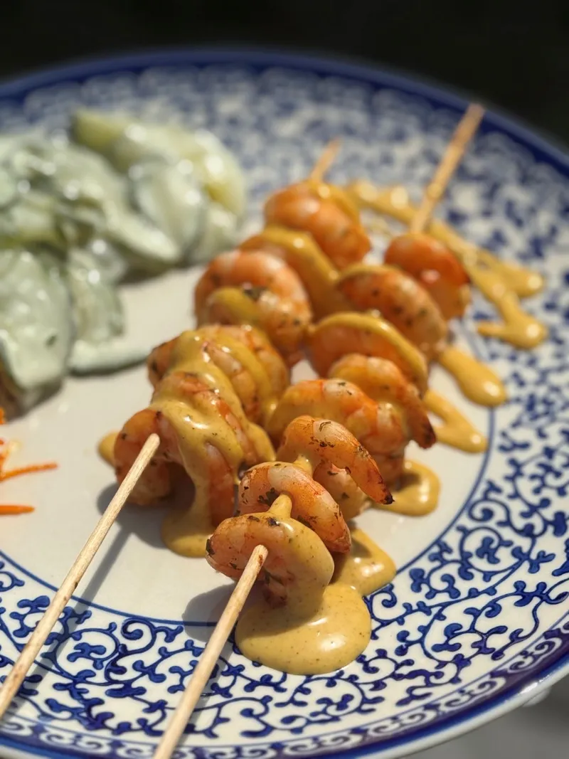 Brochettes de crevettes marinées