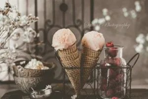 Glace coco sans sorbetière avec un coulis de framboise marbré