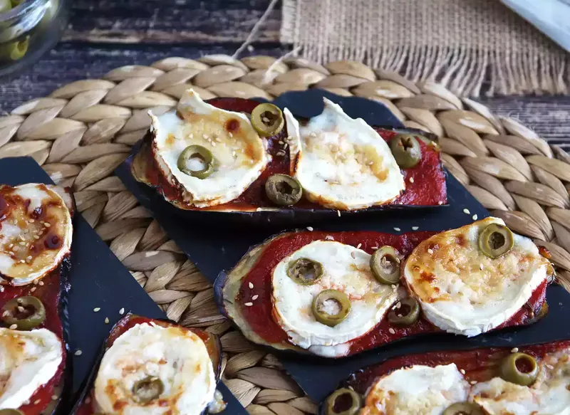 Tartines d'aubergine au coulis de tomate et chèvre