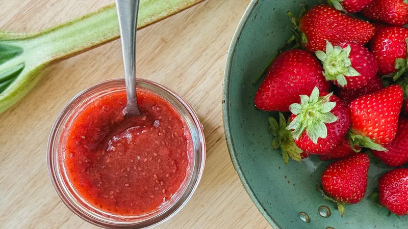 Confiture fraise rhubarbe (rapide et peu sucrée!)
