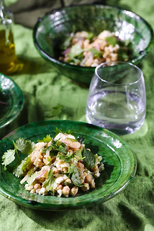 Salade de pois chiches, feta et oignons à la grecque