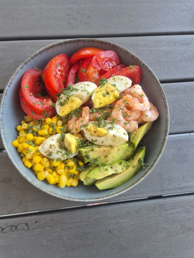 Salade composée à l'avocat, oeufs durs et crevettes