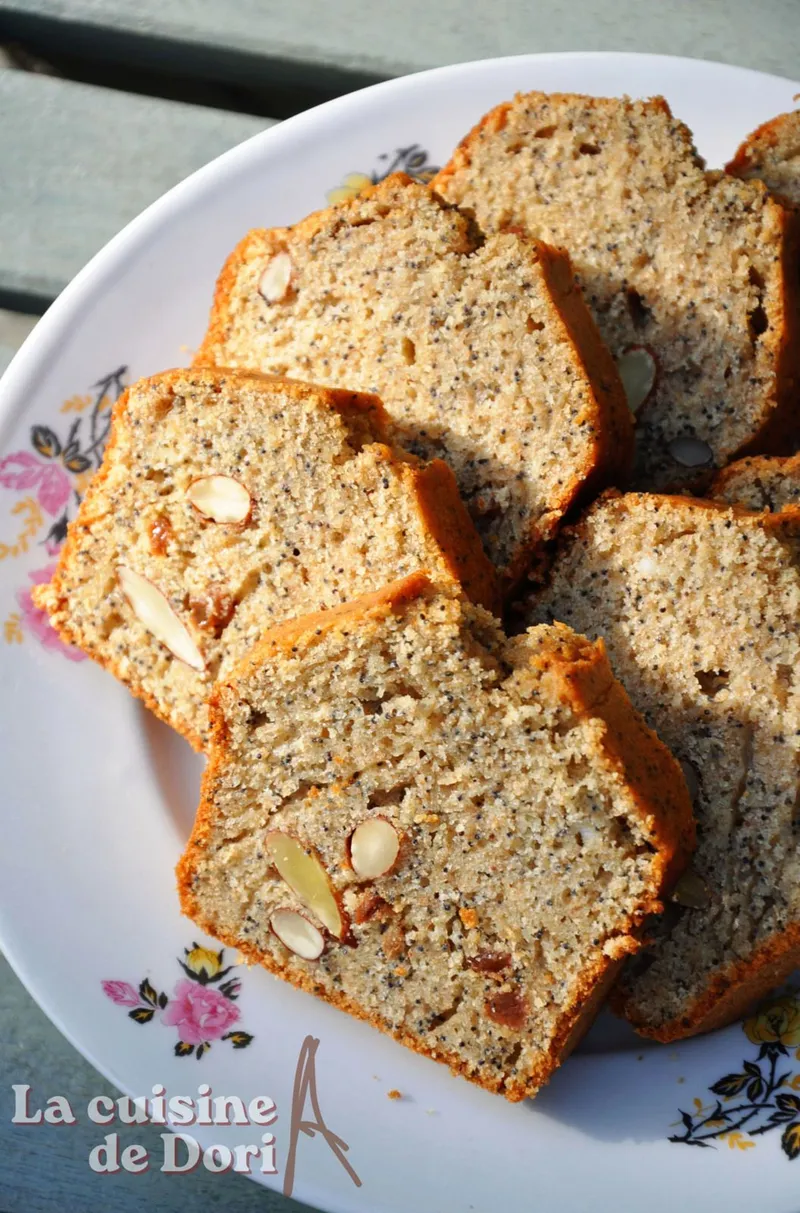 Cake au graines de pavot, raisins secs et amandes