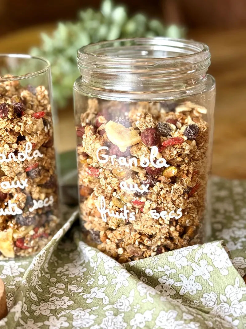 Granola maison aux fruits secs & yaourt-purée de mangue
