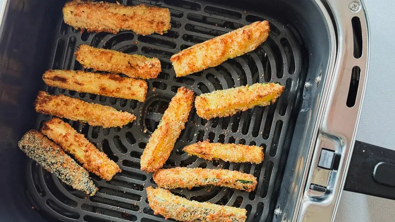 Frites de courgettes croustillantes au Air Fryer (panure aux amandes et parmesan)