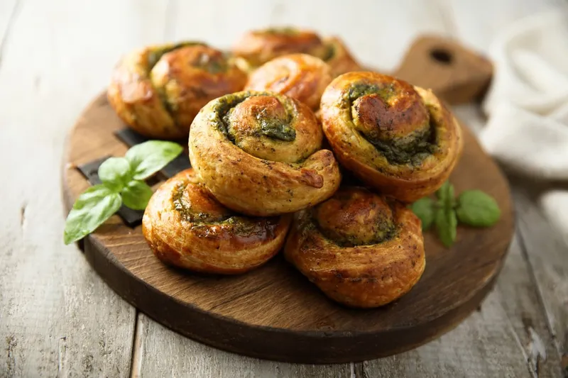 Comment faire des roulés feuilletés au pesto et à la mozzarella ?
