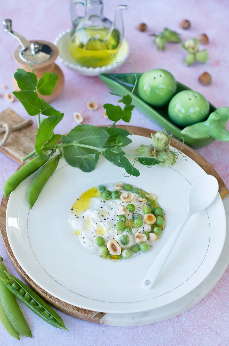 Burrata petits pois crus et noisettes