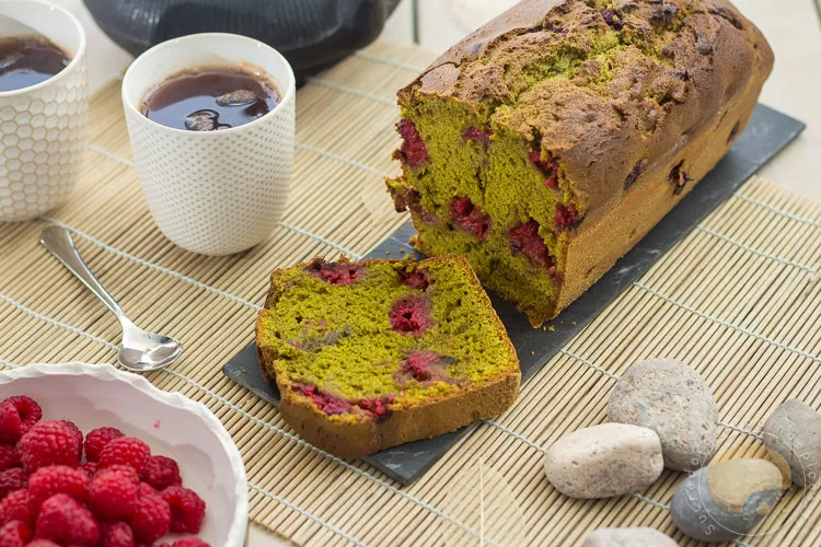 Cake au thé matcha et à la framboise
