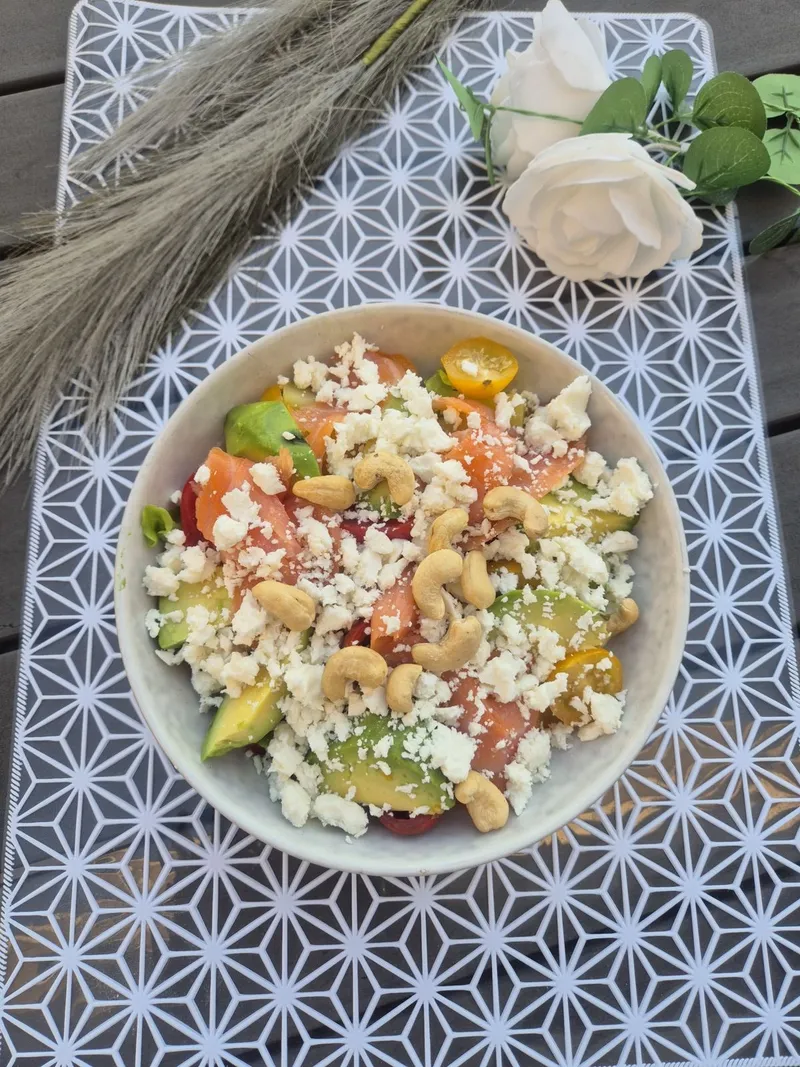 Salade de pommes de terre, saumon et feta