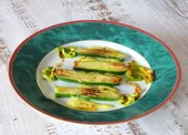 Courgette fleur, huile au piment d'Espelette et crémeux de courgettes jaunes au safran