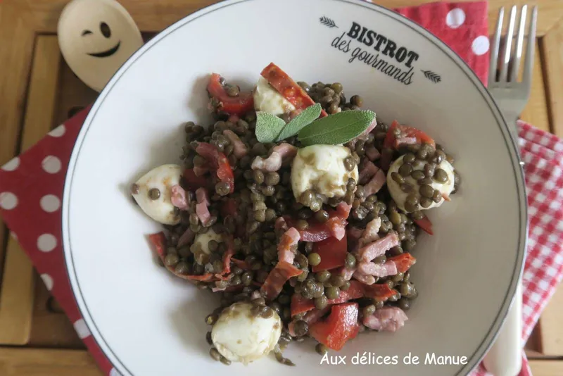 Salade de lentilles aux tomates, lardons, chorizo croustillant et mozzarella