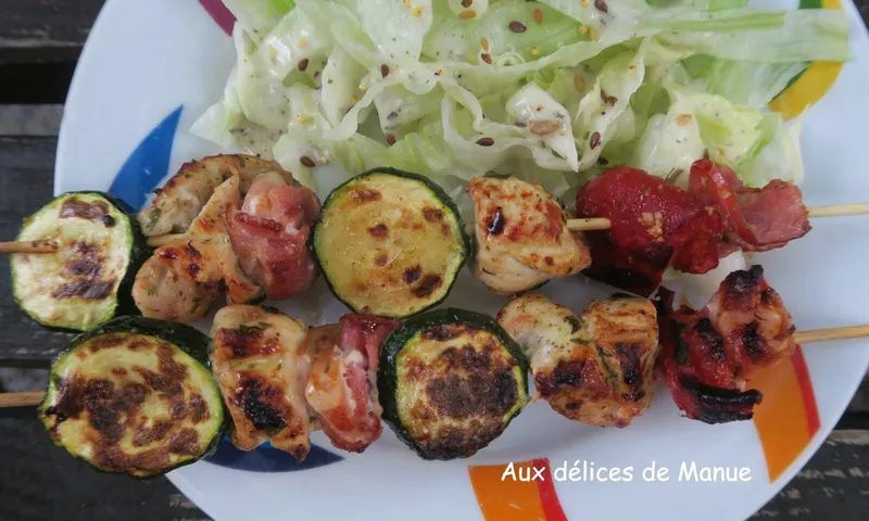 Brochettes de poulet et poitrine fumée à la courgette et poivron grillé, au barbecue