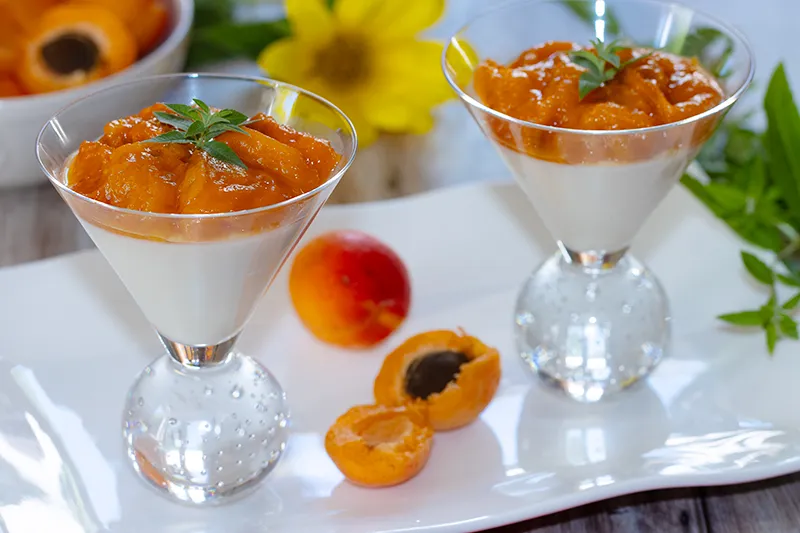 Panna cotta, compotée d’abricots à la verveine