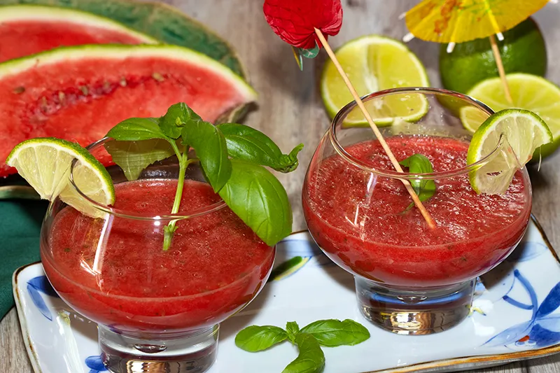 Smoothie glacé à la pastèque, basilic et citron vert