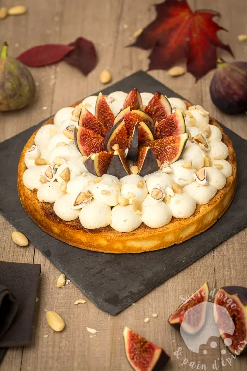 Jolie tarte automnale : figues fraîches, amande, ganache montée à la vanille et éclats de dragées