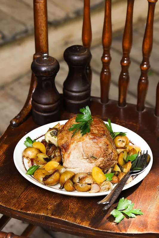Rôti de porc, pommes de terre et oignons nouveaux