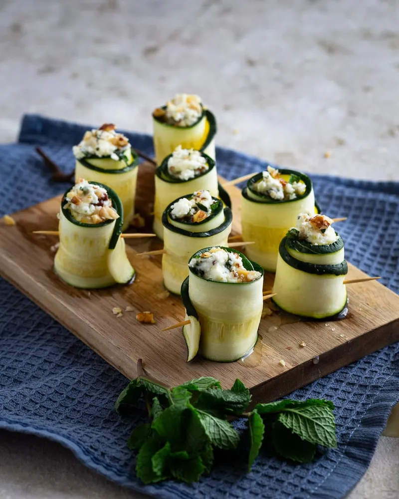 Roulés apéritifs courgette crue et feta