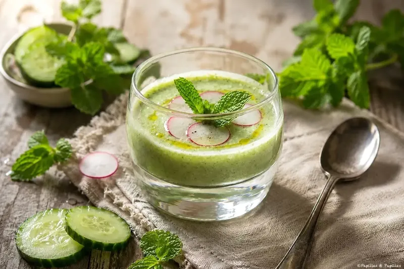 Gaspacho de concombre au yaourt et à la menthe, façon tzatziki