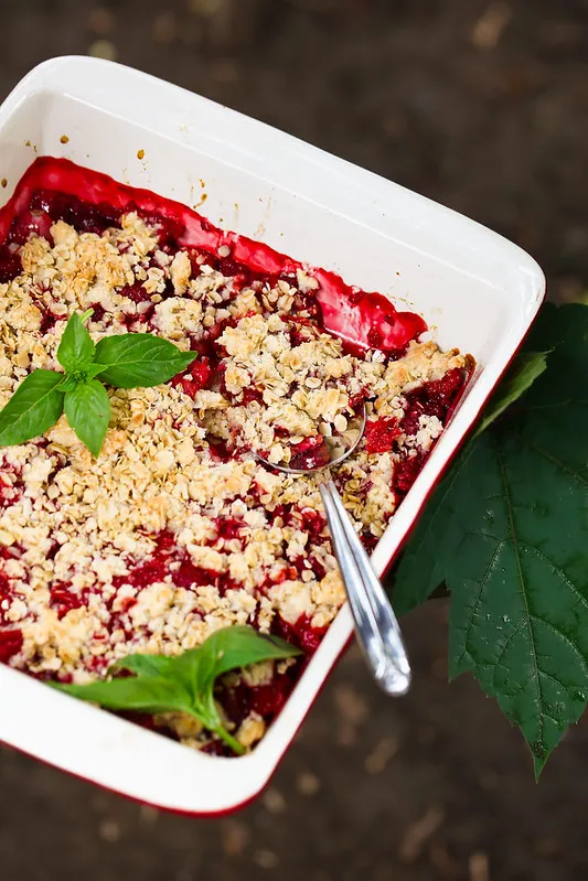 Crumble fraises framboises aux flocons d’avoine