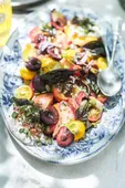 Salade d’été fraîcheur : tomates, pêches et burrata du jardin