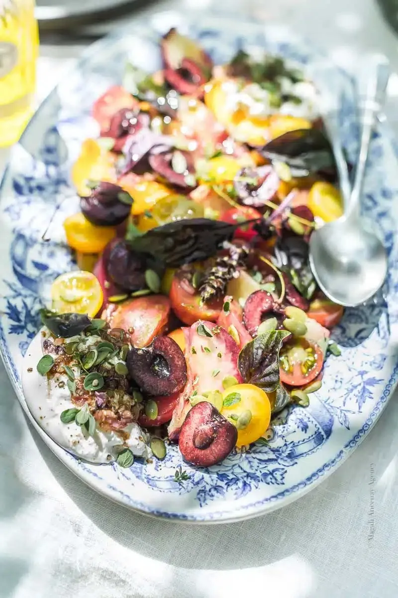 Salade d’été fraîcheur : tomates, pêches et burrata du jardin