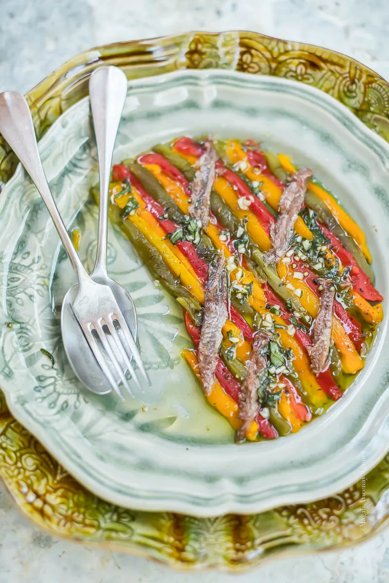 Salade de poivrons en rayures, anchois et vinaigrette à l’ail