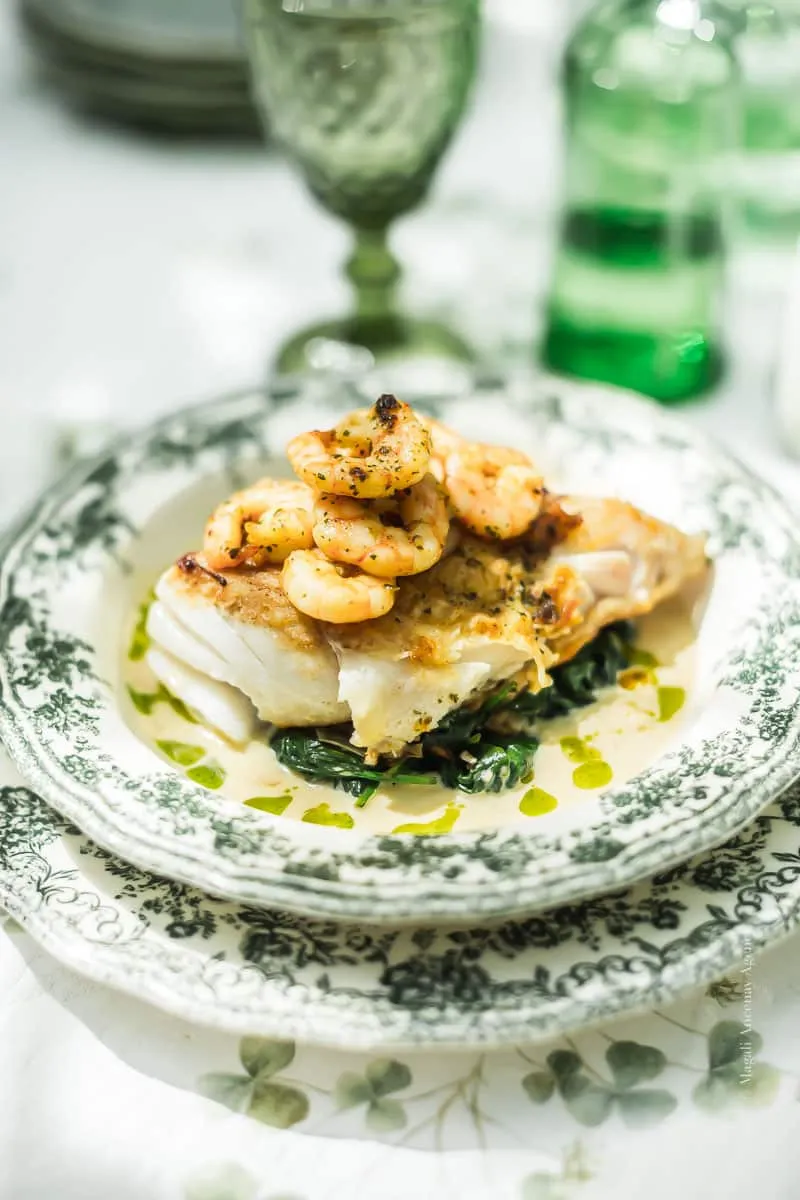 Cabillaud sauce au vin blanc, épinards et crevettes à l’huile verte
