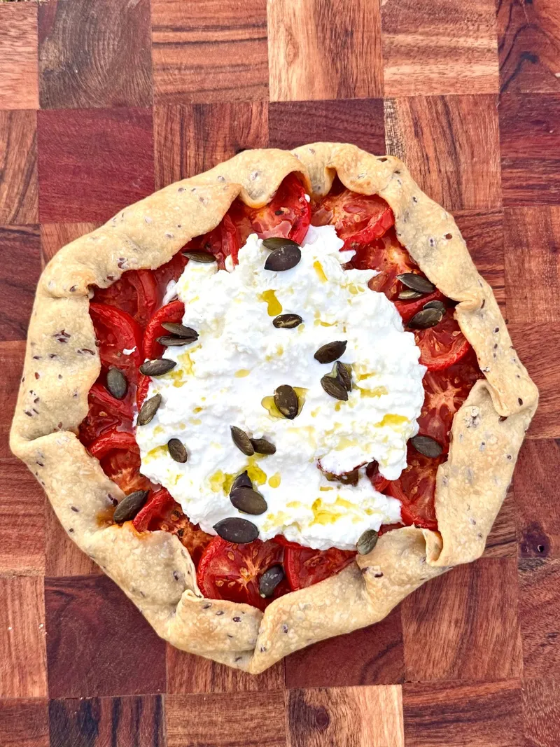 Tarte à la tomate et stracciatella – pâte légère aux graines