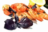Crevettes À L'Ail, Sésame Et Au Basilic Rouge À La Plancha