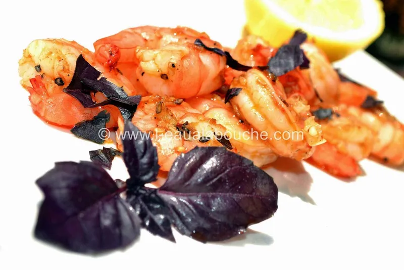 Crevettes À L'Ail, Sésame Et Au Basilic Rouge À La Plancha