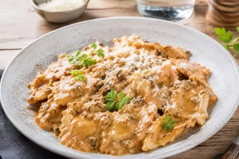 Raviolis sauce tomate crémeuse au jambon