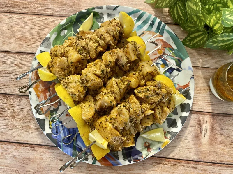 Brochettes de poulet mariné au citron, ail, épices